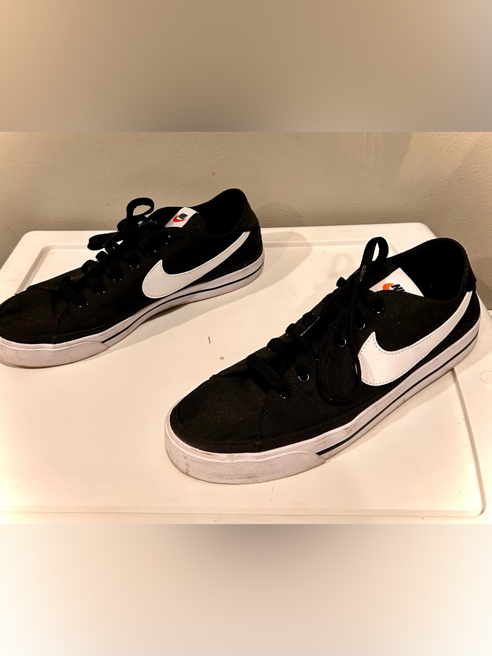 Nike Men’s Black and White Low-Top Sneakers